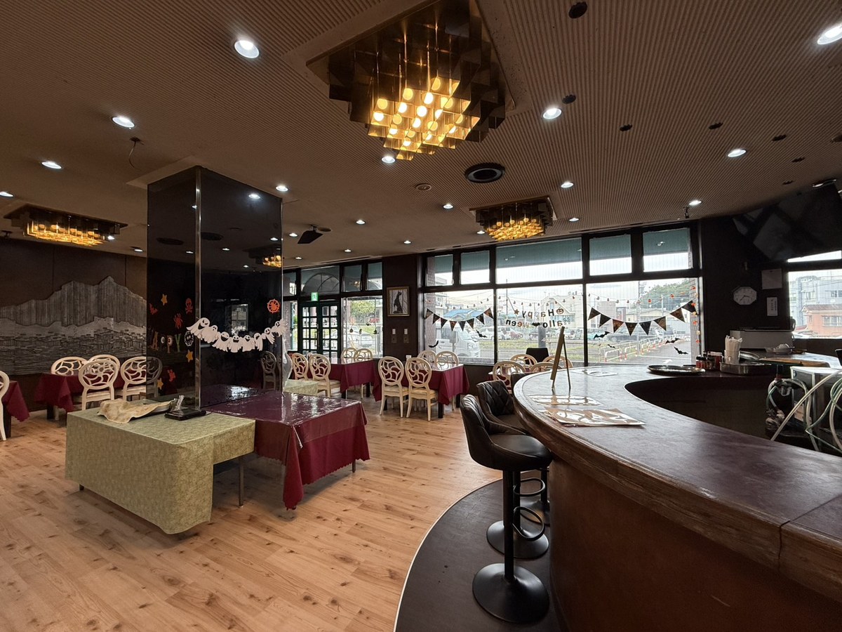 ハロウィン装飾の1階「Caffe & Bar Dane & Kerry」店内
