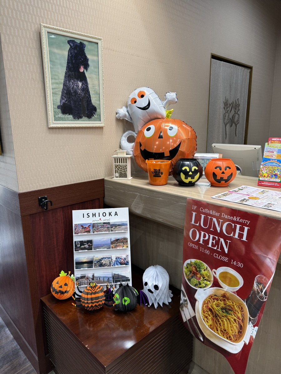 フロントのかぼちゃやおばけのハロウィン装飾