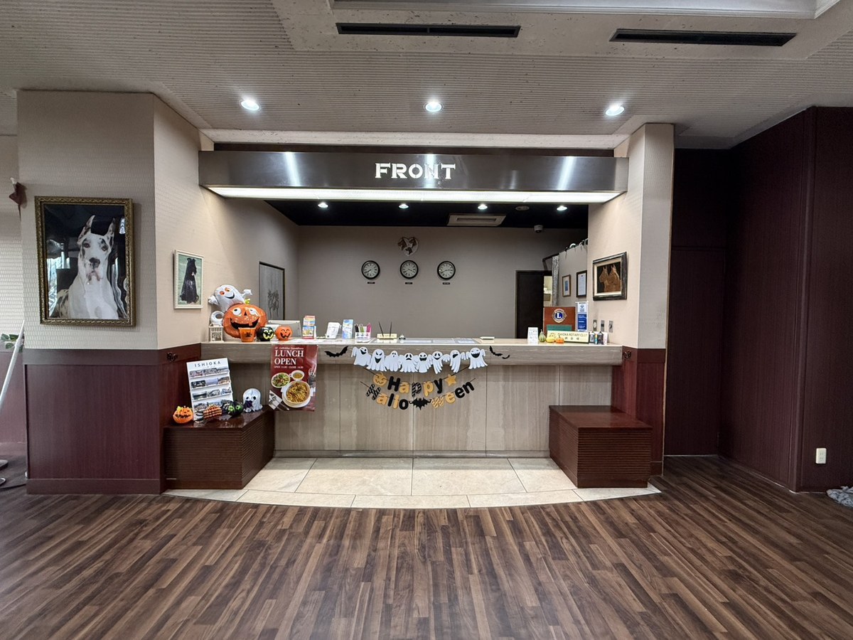ハロウィン仕様に装飾したHOTEL Dane&Kerry Dog Resortのフロント